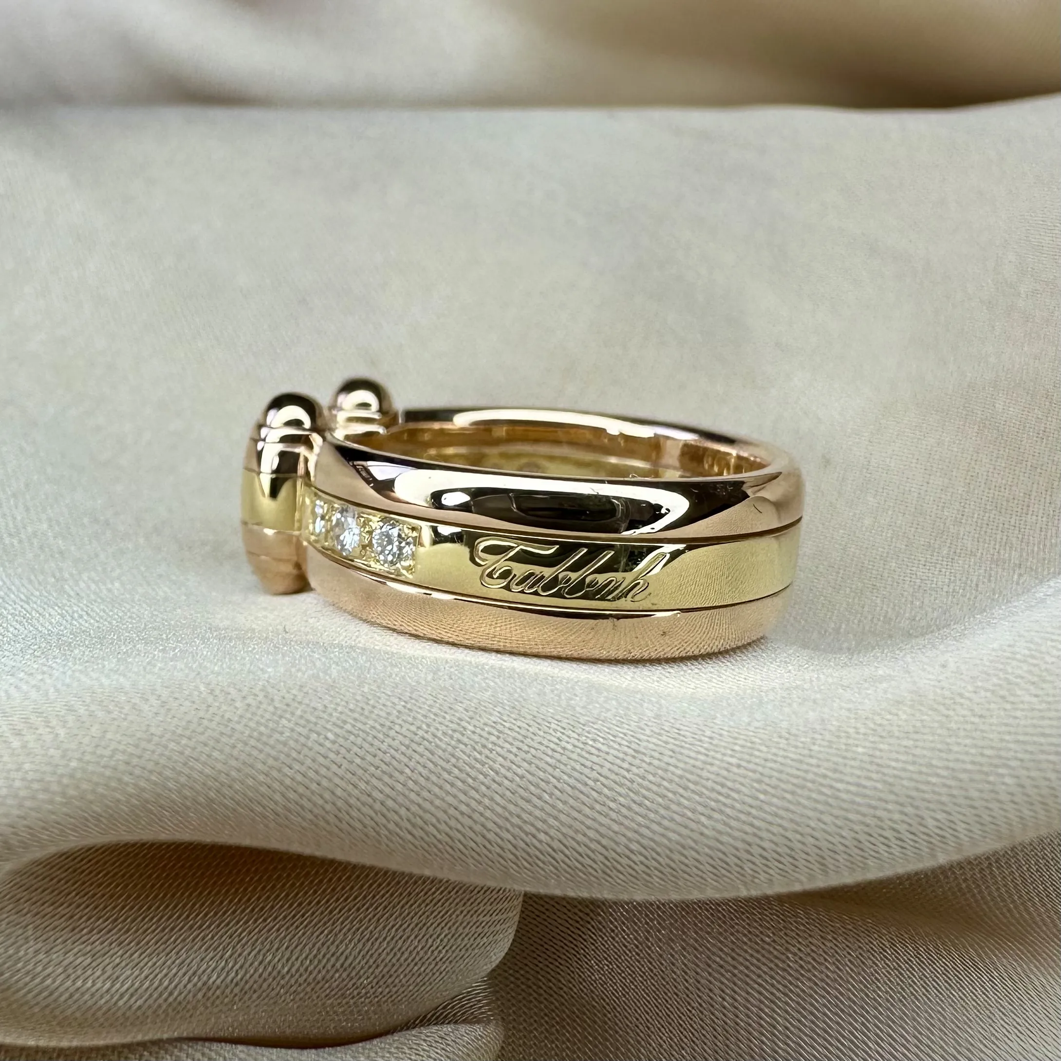 Elegance Tabbah Ring in Yellow Gold with Diamonds – Contemporary Luxury